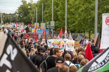Demo gegen den Bundesparteitag der AfD in Magdeburg <i>Bild 76421 Christian Schneider</i><br><a href=/confor2/?bld=76421&pst=0&aid=615>Download (Anfrage)</a>  /  <a href=/?page_id=0#jig2>zur Galerie</a>