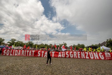 Demo gegen den Bundesparteitag der AfD in Magdeburg <i>Bild 76434 Christian Schneider</i><br><a href=/confor2/?bld=76434&pst=0&aid=615>Download (Anfrage)</a>  /  <a href=/?page_id=0#jig2>zur Galerie</a>