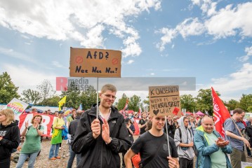 Demo gegen den Bundesparteitag der AfD in Magdeburg <i>Bild 76437 Christian Schneider</i><br><a href=/confor2/?bld=76437&pst=0&aid=615>Download (Anfrage)</a>  /  <a href=/?page_id=0#jig2>zur Galerie</a>