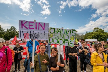 Demo gegen den Bundesparteitag der AfD in Magdeburg <i>Bild 76438 Christian Schneider</i><br><a href=/confor2/?bld=76438&pst=0&aid=615>Download (Anfrage)</a>  /  <a href=/?page_id=0#jig2>zur Galerie</a>