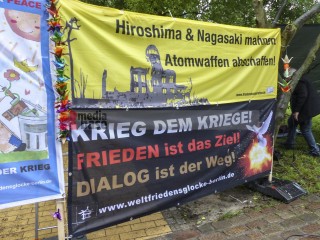 Hiroshimatag 2023 in Berlin <i>Bild 76653 Denner</i><br><a href=/confor2/?bld=76653&pst=76622&aid=86>Download (Anfrage)</a>  /  <a href=/?page_id=76622#jig2>zur Galerie</a>