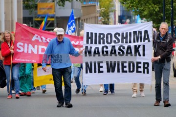 Hiroshima-Gedenken in Dortmund <i>Bild 76510 Bitzel</i><br><a href=/confor2/?bld=76510&pst=76509&aid=70>Download (Anfrage)</a>  /  <a href=/?page_id=76509#jig2>zur Galerie</a>