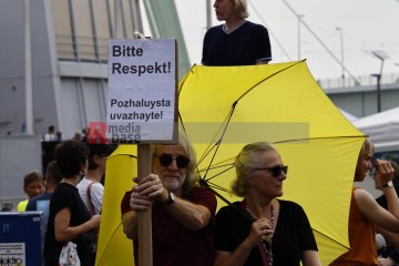 „Tag der Ukraine“! in Köln <i>Bild 76732 Manuela Hillekamps</i><br><a href=/confor2/?bld=76732&pst=76724&aid=613>Download (Anfrage)</a>  /  <a href=/?page_id=76724#jig2>zur Galerie</a>