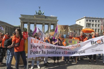 Globaler Klimastreik in Berlin <i>Bild 77003 Denner</i><br><a href=/confor2/?bld=77003&pst=76999&aid=86>Download (Anfrage)</a>  /  <a href=/?page_id=76999#jig2>zur Galerie</a>