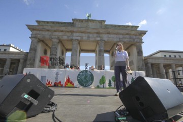 Globaler Klimastreik in Berlin <i>Bild 77000 Denner</i><br><a href=/confor2/?bld=77000&pst=76999&aid=86>Download (Anfrage)</a>  /  <a href=/?page_id=76999#jig2>zur Galerie</a>