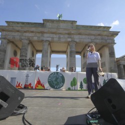 Globaler Klimastreik in Berlin <i>Bild 77000 Denner</i><br><a href=/confor2/?bld=77000&pst=76999&aid=86>Download (Anfrage)</a>  /  <a href=/?page_id=76999#jig2>zur Galerie</a>