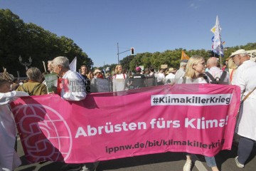 Globaler Klimastreik in Berlin <i>Bild 77009 Denner</i><br><a href=/confor2/?bld=77009&pst=76999&aid=86>Download (Anfrage)</a>  /  <a href=/?page_id=76999#jig2>zur Galerie</a>