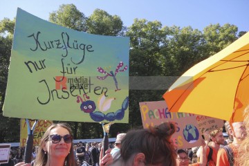 Globaler Klimastreik in Berlin <i>Bild 77012 Denner</i><br><a href=/confor2/?bld=77012&pst=76999&aid=86>Download (Anfrage)</a>  /  <a href=/?page_id=76999#jig2>zur Galerie</a>