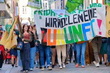 fridays for future - Klimastreik in Dortmund <i>Bild 76993 Bitzel</i><br><a href=/confor2/?bld=76993&pst=76967&aid=70>Download (Anfrage)</a>  /  <a href=/?page_id=76967#jig2>zur Galerie</a>