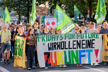 fridays for future - Klimastreik in Dortmund <i>Bild 76996 Bitzel</i><br><a href=/confor2/?bld=76996&pst=76967&aid=70>Download (Anfrage)</a>  /  <a href=/?page_id=76967#jig2>zur Galerie</a>