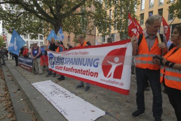3. Oktober - Höchste Zeit für Friedenspolitik | Rudi Denner/R-mediabase / R-mediabase | <a href=/confor2/?bld=77260&t=d&pst=77258&aid=86&dc=1320&i1=Rudi%20Denner/R-mediabase%20/%20R-mediabase><strong>Download Bild 77260...</strong></a> |