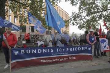 3. Oktober - Höchste Zeit für Friedenspolitik | Rudi Denner/R-mediabase / R-mediabase | <a href=/confor2/?bld=77261&t=d&pst=77258&aid=86&dc=1321&i1=Rudi%20Denner/R-mediabase%20/%20R-mediabase><strong>Download Bild 77261...</strong></a> |