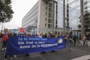 3. Oktober - Höchste Zeit für Friedenspolitik | Rudi Denner/R-mediabase / R-mediabase | <a href=/confor2/?bld=77277&t=d&pst=77258&aid=86&dc=1402&i1=Rudi%20Denner/R-mediabase%20/%20R-mediabase><strong>Download Bild 77277...</strong></a> |