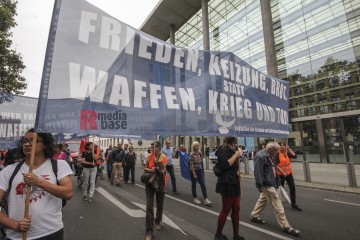 3. Oktober - Höchste Zeit für Friedenspolitik | Rudi Denner/R-mediabase / R-mediabase | <a href=/confor2/?bld=77281&t=d&pst=77258&aid=86&dc=1404&i1=Rudi%20Denner/R-mediabase%20/%20R-mediabase><strong>Download Bild 77281...</strong></a> |