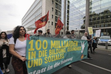 3. Oktober - Höchste Zeit für Friedenspolitik | Rudi Denner/R-mediabase / R-mediabase | <a href=/confor2/?bld=77284&t=d&pst=77258&aid=86&dc=1406&i1=Rudi%20Denner/R-mediabase%20/%20R-mediabase><strong>Download Bild 77284...</strong></a> |