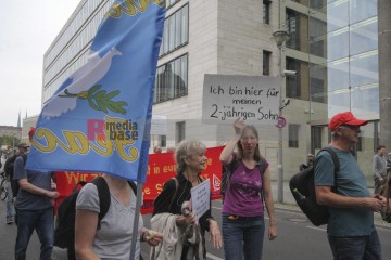 3. Oktober - Höchste Zeit für Friedenspolitik | Rudi Denner/R-mediabase / R-mediabase | <a href=/confor2/?bld=77288&t=d&pst=77258&aid=86&dc=1407&i1=Rudi%20Denner/R-mediabase%20/%20R-mediabase><strong>Download Bild 77288...</strong></a> |