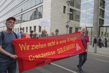 3. Oktober - Höchste Zeit für Friedenspolitik | Rudi Denner/R-mediabase / R-mediabase | <a href=/confor2/?bld=77287&t=d&pst=77258&aid=86&dc=1407&i1=Rudi%20Denner/R-mediabase%20/%20R-mediabase><strong>Download Bild 77287...</strong></a> |