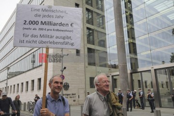 3. Oktober - Höchste Zeit für Friedenspolitik | Rudi Denner/R-mediabase / R-mediabase | <a href=/confor2/?bld=77289&t=d&pst=77258&aid=86&dc=1407&i1=Rudi%20Denner/R-mediabase%20/%20R-mediabase><strong>Download Bild 77289...</strong></a> |