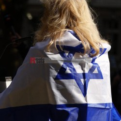 Stand with Israel - Solidaritätskundgebung in Mönchengladbach <i>Bild 77316 Manuela Hillekamps</i><br><a href=/confor2/?bld=77316&pst=77311&aid=613>Download (Anfrage)</a>  /  <a href=/?page_id=77311#jig2>zur Galerie</a>