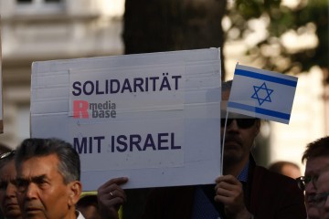 Stand with Israel - Solidaritätskundgebung in Mönchengladbach <i>Bild 77318 Manuela Hillekamps</i><br><a href=/confor2/?bld=77318&pst=77311&aid=613>Download (Anfrage)</a>  /  <a href=/?page_id=77311#jig2>zur Galerie</a>