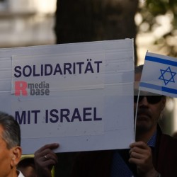 Stand with Israel - Solidaritätskundgebung in Mönchengladbach <i>Bild 77318 Manuela Hillekamps</i><br><a href=/confor2/?bld=77318&pst=77311&aid=613>Download (Anfrage)</a>  /  <a href=/?page_id=77311#jig2>zur Galerie</a>