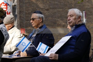 Stand with Israel - Solidaritätskundgebung in Mönchengladbach <i>Bild 77321 Manuela Hillekamps</i><br><a href=/confor2/?bld=77321&pst=77311&aid=613>Download (Anfrage)</a>  /  <a href=/?page_id=77311#jig2>zur Galerie</a>