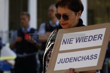 Stand with Israel - Solidaritätskundgebung in Mönchengladbach <i>Bild 77329 Manuela Hillekamps</i><br><a href=/confor2/?bld=77329&pst=77311&aid=613>Download (Anfrage)</a>  /  <a href=/?page_id=77311#jig2>zur Galerie</a>