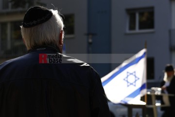 Stand with Israel - Solidaritätskundgebung in Mönchengladbach <i>Bild 77331 Manuela Hillekamps</i><br><a href=/confor2/?bld=77331&pst=77311&aid=613>Download (Anfrage)</a>  /  <a href=/?page_id=77311#jig2>zur Galerie</a>
