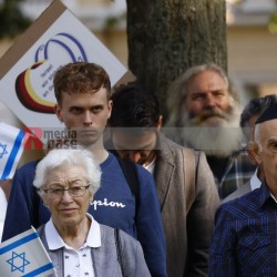 Stand with Israel - Solidaritätskundgebung in Mönchengladbach <i>Bild 77333 Manuela Hillekamps</i><br><a href=/confor2/?bld=77333&pst=77311&aid=613>Download (Anfrage)</a>  /  <a href=/?page_id=77311#jig2>zur Galerie</a>