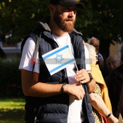 Stand with Israel - Solidaritätskundgebung in Mönchengladbach <i>Bild 77341 Manuela Hillekamps</i><br><a href=/confor2/?bld=77341&pst=77311&aid=613>Download (Anfrage)</a>  /  <a href=/?page_id=77311#jig2>zur Galerie</a>