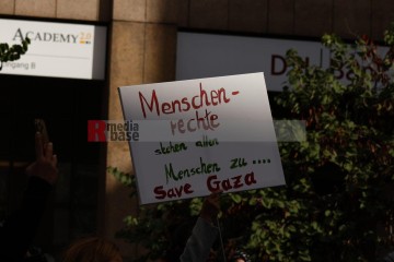 Pro Palästina Demo in Düsseldorf <i>Bild 77402 Manuela Hillekamps</i><br><a href=/confor2/?bld=77402&pst=77400&aid=613>Download (Anfrage)</a>  /  <a href=/?page_id=77400#jig2>zur Galerie</a>
