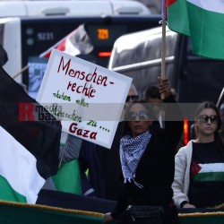 Pro Palästina Demo in Düsseldorf <i>Bild 77406 Manuela Hillekamps</i><br><a href=/confor2/?bld=77406&pst=77400&aid=613>Download (Anfrage)</a>  /  <a href=/?page_id=77400#jig2>zur Galerie</a>