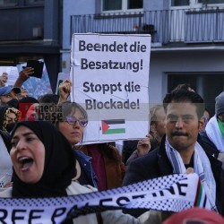 Pro Palästina Demo in Düsseldorf <i>Bild 77416 Manuela Hillekamps</i><br><a href=/confor2/?bld=77416&pst=77400&aid=613>Download (Anfrage)</a>  /  <a href=/?page_id=77400#jig2>zur Galerie</a>