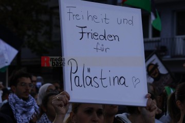 Pro Palästina Demo in Düsseldorf <i>Bild 77414 Manuela Hillekamps</i><br><a href=/confor2/?bld=77414&pst=77400&aid=613>Download (Anfrage)</a>  /  <a href=/?page_id=77400#jig2>zur Galerie</a>