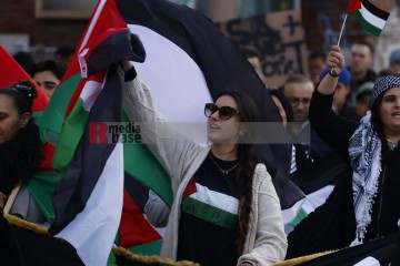 Pro Palästina Demo in Düsseldorf <i>Bild 77417 Manuela Hillekamps</i><br><a href=/confor2/?bld=77417&pst=77400&aid=613>Download (Anfrage)</a>  /  <a href=/?page_id=77400#jig2>zur Galerie</a>