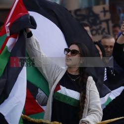 Pro Palästina Demo in Düsseldorf <i>Bild 77417 Manuela Hillekamps</i><br><a href=/confor2/?bld=77417&pst=77400&aid=613>Download (Anfrage)</a>  /  <a href=/?page_id=77400#jig2>zur Galerie</a>