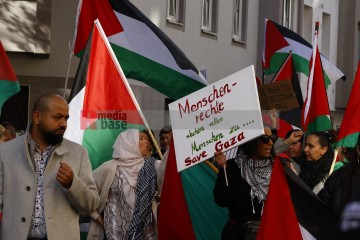 Pro Palästina Demo in Düsseldorf <i>Bild 77426 Manuela Hillekamps</i><br><a href=/confor2/?bld=77426&pst=77400&aid=613>Download (Anfrage)</a>  /  <a href=/?page_id=77400#jig2>zur Galerie</a>