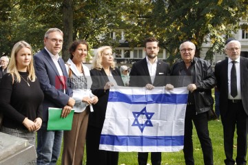 Stand with Israel - Solidaritätskundgebung in Mönchengladbach <i>Bild 77343 Manuela Hillekamps</i><br><a href=/confor2/?bld=77343&pst=77311&aid=613>Download (Anfrage)</a>  /  <a href=/?page_id=77311#jig2>zur Galerie</a>