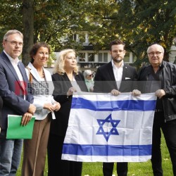 Stand with Israel - Solidaritätskundgebung in Mönchengladbach <i>Bild 77343 Manuela Hillekamps</i><br><a href=/confor2/?bld=77343&pst=77311&aid=613>Download (Anfrage)</a>  /  <a href=/?page_id=77311#jig2>zur Galerie</a>