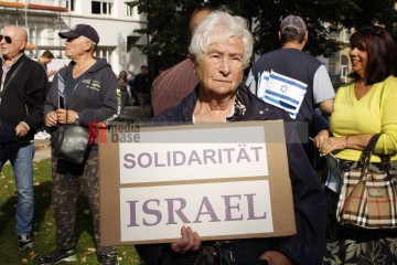 Stand with Israel - Solidaritätskundgebung in Mönchengladbach <i>Bild 77342 Manuela Hillekamps</i><br><a href=/confor2/?bld=77342&pst=77311&aid=613>Download (Anfrage)</a>  /  <a href=/?page_id=77311#jig2>zur Galerie</a>
