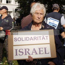 Stand with Israel - Solidaritätskundgebung in Mönchengladbach <i>Bild 77342 Manuela Hillekamps</i><br><a href=/confor2/?bld=77342&pst=77311&aid=613>Download (Anfrage)</a>  /  <a href=/?page_id=77311#jig2>zur Galerie</a>
