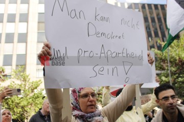 Pro Palästina Demo in Düsseldorf <i>Bild 77430 Manuela Hillekamps</i><br><a href=/confor2/?bld=77430&pst=77400&aid=613>Download (Anfrage)</a>  /  <a href=/?page_id=77400#jig2>zur Galerie</a>