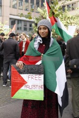 Pro Palästina Demo in Düsseldorf <i>Bild 77435 Manuela Hillekamps</i><br><a href=/confor2/?bld=77435&pst=77400&aid=613>Download (Anfrage)</a>  /  <a href=/?page_id=77400#jig2>zur Galerie</a>