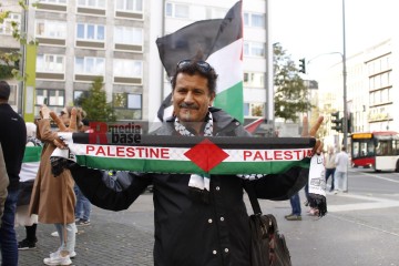 Pro Palästina Demo in Düsseldorf <i>Bild 77436 Manuela Hillekamps</i><br><a href=/confor2/?bld=77436&pst=77400&aid=613>Download (Anfrage)</a>  /  <a href=/?page_id=77400#jig2>zur Galerie</a>