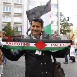 Pro Palästina Demo in Düsseldorf <i>Bild 77436 Manuela Hillekamps</i><br><a href=/confor2/?bld=77436&pst=77400&aid=613>Download (Anfrage)</a>  /  <a href=/?page_id=77400#jig2>zur Galerie</a>