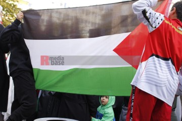 Pro Palästina Demo in Düsseldorf <i>Bild 77437 Manuela Hillekamps</i><br><a href=/confor2/?bld=77437&pst=77400&aid=613>Download (Anfrage)</a>  /  <a href=/?page_id=77400#jig2>zur Galerie</a>