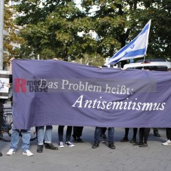 Pro Palästina Demo in Düsseldorf <i>Bild 77440 Manuela Hillekamps</i><br><a href=/confor2/?bld=77440&pst=77400&aid=613>Download (Anfrage)</a>  /  <a href=/?page_id=77400#jig2>zur Galerie</a>