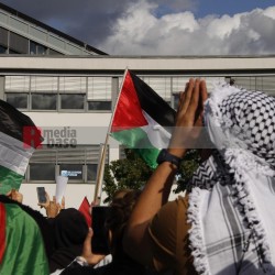 Pro Palästina Demo in Düsseldorf <i>Bild 77443 Manuela Hillekamps</i><br><a href=/confor2/?bld=77443&pst=77400&aid=613>Download (Anfrage)</a>  /  <a href=/?page_id=77400#jig2>zur Galerie</a>