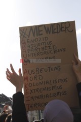 Pro Palästina Demo in Düsseldorf <i>Bild 77444 Manuela Hillekamps</i><br><a href=/confor2/?bld=77444&pst=77400&aid=613>Download (Anfrage)</a>  /  <a href=/?page_id=77400#jig2>zur Galerie</a>