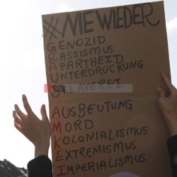 Pro Palästina Demo in Düsseldorf <i>Bild 77444 Manuela Hillekamps</i><br><a href=/confor2/?bld=77444&pst=77400&aid=613>Download (Anfrage)</a>  /  <a href=/?page_id=77400#jig2>zur Galerie</a>